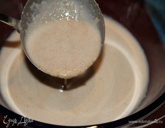 Получится жидковатая масса. Добавьте в тесто половину чайной ложки оливкового масла, перемешайте, разогрейте сковороду и вылейте первую порцию теста.