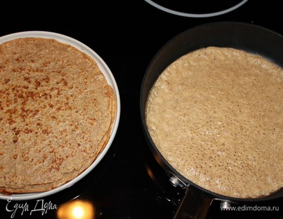 Выпекайте, пока края не подрумянятся, затем переверните и пеките еще 1–2 минуты. ПП-блины по этому рецепту получаются мягкими, легко сгибаются и не рвутся. Приятного аппетита! <br />
 