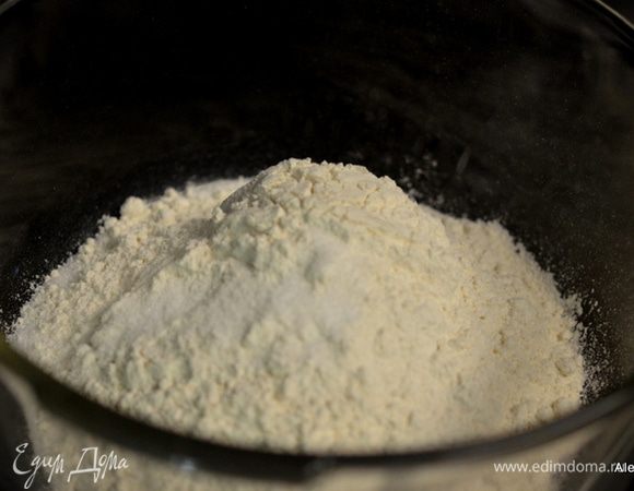 Смешать 1 стакан сахара,1 1/2 cтак. муки, 1 ч.л. соли.