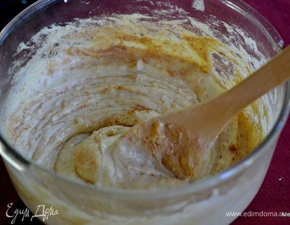 Затем добавить размягченное масло, яйца, апельсиновый экстракт и 1 ч.л. апельсиновой цедры. Все перемешать на средней скорости.