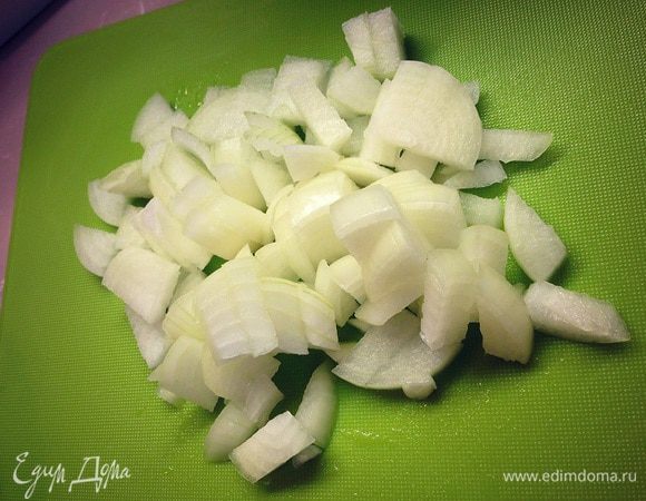 Пока наши макароны варятся нарезаем лук....