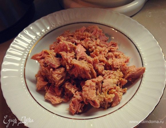 Рыбу выкладываем на тарелку из банки, лишнее масло сливаем.