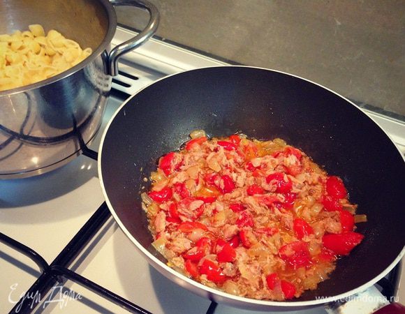 На оливковом масле пассеруем лук до золотистого цвета, к нему добавляем помидорчики и тунца и просто прогреваем минуту-две - не больше....