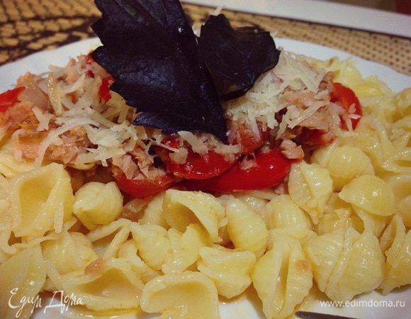 Сразу же подаем на стол, присыпав каждую порцию пармезаном и украсив листиками базилика)))
Приятного аппетита!!!!!