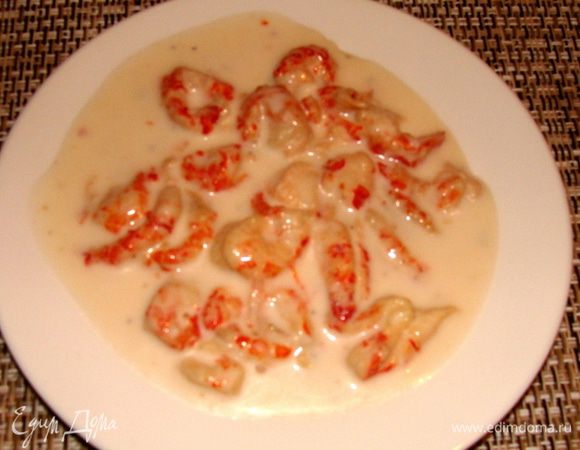 Раковые шейки вынуть из рассола, залить соусом и дать настояться минут 15. Я использовала готовый сырно-чесночный соус, но можно сделать и самим. Для этого потребуется: 2 ст.л. сметаны и 1 ст.л. майонеза (можно наоборот, кто что больше любит), добавить 1 ст.л. тертого на мелкой терке сыра и 1/3 часть ч.л. сухого молотого чеснока. Можно добавить 1 ч.л. кетчупа. Все тщательно перемешать. В этом случае соус получится более густой чем у меня, но это даже лучше))
