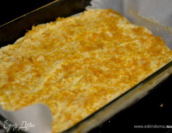 Выложить тесто в форму, разровнять. Я сверху от себя добавила апельсиновой цедры с сахаром. Поставить в разогретую духовку на 30 мин.