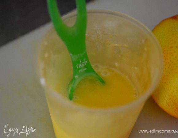 Проверяем центр зубочисткой, если сухо, брауни готов.
Смешаем сахарную пудру с апельсиновым соком и 1 ч.л апельсиновой цедры.