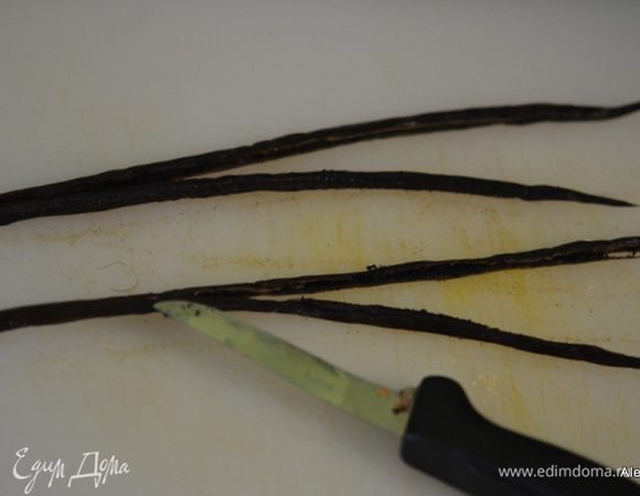 Разрезать вдоль стручки не до конца.