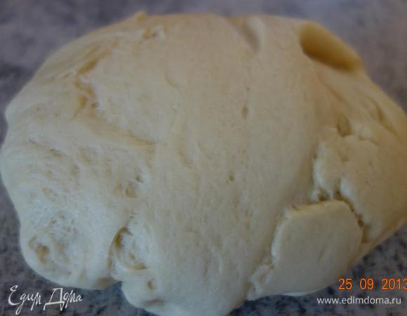Тесто готовлю в хлебопечке для экономии времени. На выходе получается вот такой симпатичный комочек.