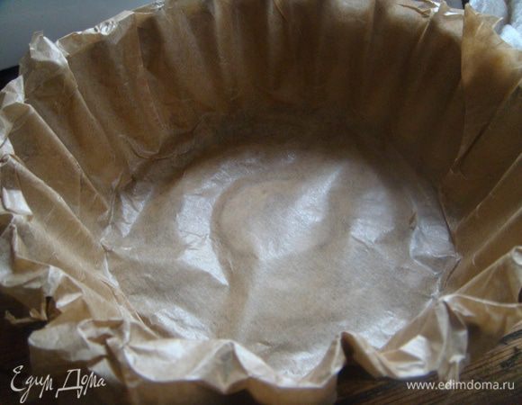 Подготовить форму. Выложить ее бумагой для выпечки, смазать растительным маслом