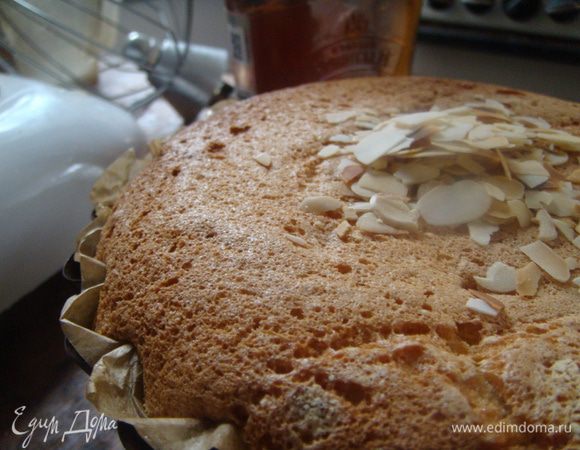 Готовый кекс охладить, взбрызнуть по желанию коньяком или ромом.