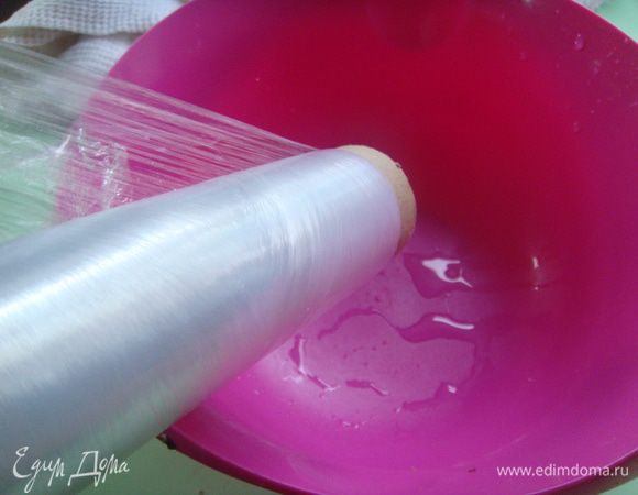 Форму затянуть пищевой пленкой.