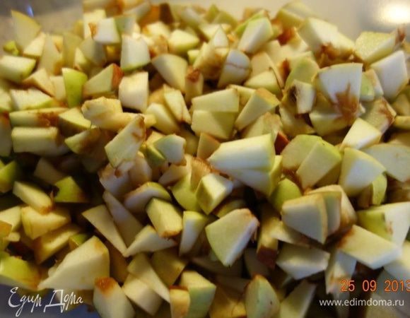 Пока подходит тесто, готовим начинку. У яблок удаляем сердцевину и нарезаем маленькими кусочками. Сбрызнем их лимонным соком.
Орехи измельчаем ножом, изюм промываем.