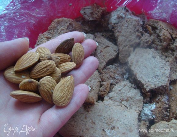 Выложить коржи, присыпать орехами.