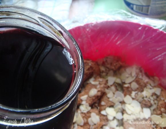 Полить вишневым сиропом (торт у нас ленивый, поэтому ягод вишни нет! Хотя вы можете их добавить).