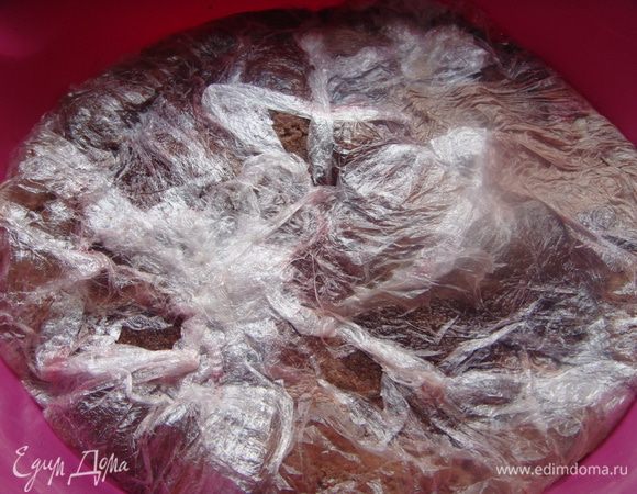 Уложить последний слой, накрыть пленкой, утрамбовать. Напоминаю, у меня обрезки были сразу со сливками, и торт(от которого остались обрезки) был хорошо пропитан, достаточно. Поэтому я особо не добавляла ничего. Вы же не забывайте о сливках, как в классическом черном лесе они могут быть просто взбитые с сахаром, у меня же были с какао. И если бисквит у вас недостаточно влажный разведите вишневый сироп водой, и добавьте туда коньяк, и пропитайте каждый слой и даже уже готовый торт тогда сверху. Ну все, конечно, зависит от ваших вкусовых предпочтений. У меня торт вышел приятный, слегка влажный, но не мокрый и не сухой, но очень хороший! К чаю, вечерней беседе-самое то! И еще легкая кислинка от вишни, хрустящие в меру добавленные миндальные хлопья в сочетании с не очень сладким бисквитом сработали на ура!