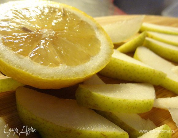 Грушу нарезаем тонкими дольками и затем пополам наискосок. Сбрызгиваем грушу лимонным соком, чтобы она не потемнела.