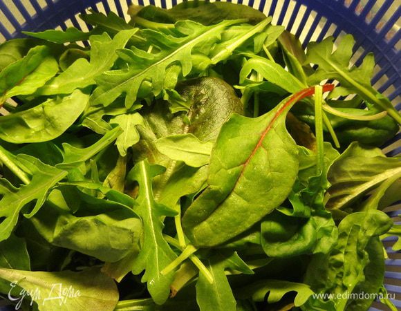 Моем и высушиваем листья салата.