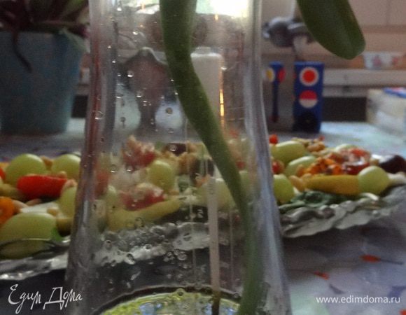 На дно салатного блюда выкладываем листья салата, грушу, помидоры, виноград. Посыпаем все кедровыми орешками и поливаем салат заправкой. 
Для приготовления заправки смешиваем все ингредиенты.

Приятного аппетита!