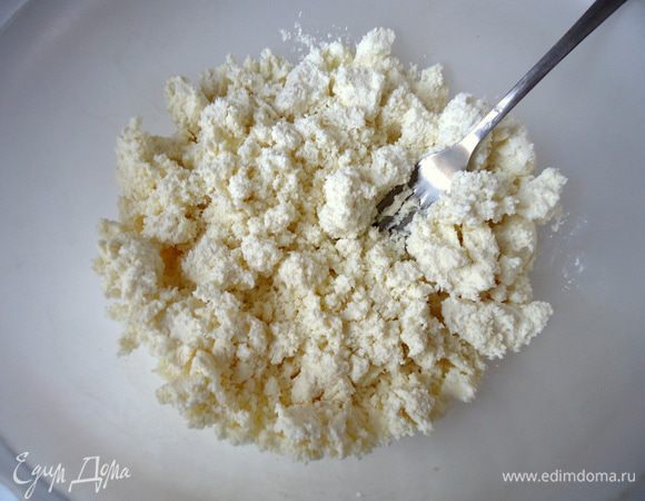 Включить печь на 200 гр. Творог размять вилкой.

