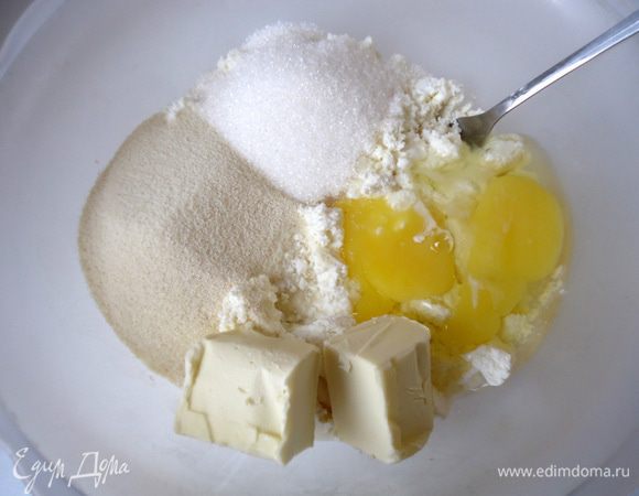 Добавить к творогу все остальные ингредиенты.
