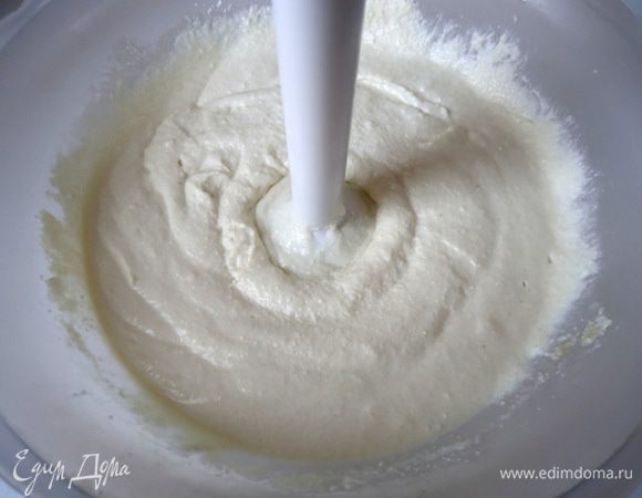 Взбить погружным блендером 1-2 минуты, до объединения массы.
