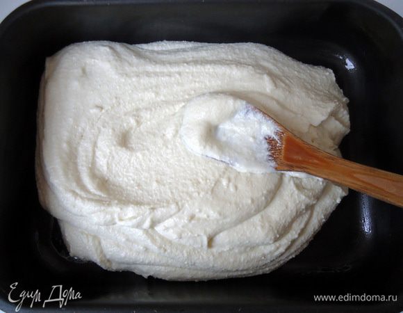 Форму смазать маслом. Вылить творожную массу в форму, разровнять.
Поставить в разогретую духовку, выпекать 23-25 минут. 
