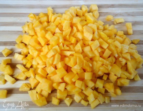 Пока печется запеканка приготовить сироп с кусочками тыквы. Включить конфорку, поставить сковороду.
Тыкву очистить и нарезать мелким кубиком. 

