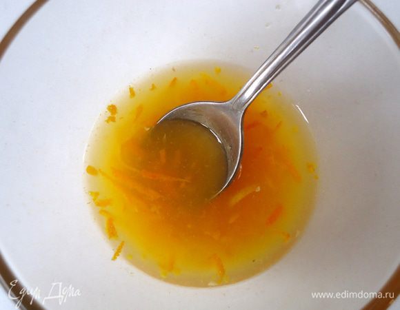 Натереть цедру и выжать сок из апельсина, смешать в чашке.
