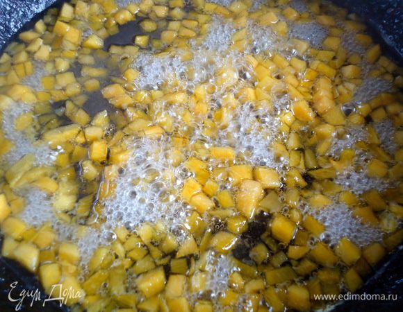 Тыкву выложить на сковороду, залить водой, добавить сахар и немного корицы. Протушить до готовности. В конце добавить сок с цедрой апельсина. Тушить ещё 2 минуты.