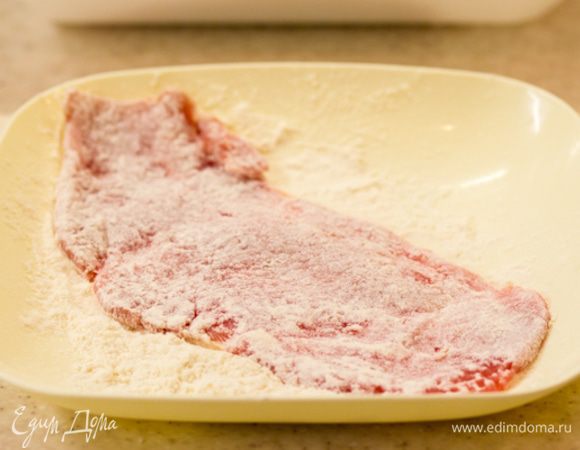 Обмакиваем каждый шницель сначала в муке с обоих сторон.