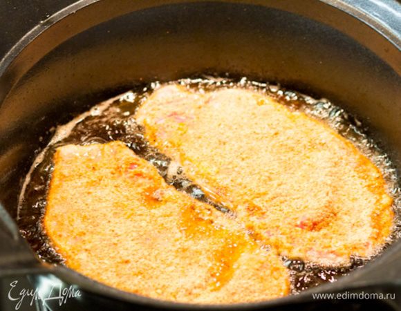 Отправляем шницели на сковороду и жарим до золотистой корочки.