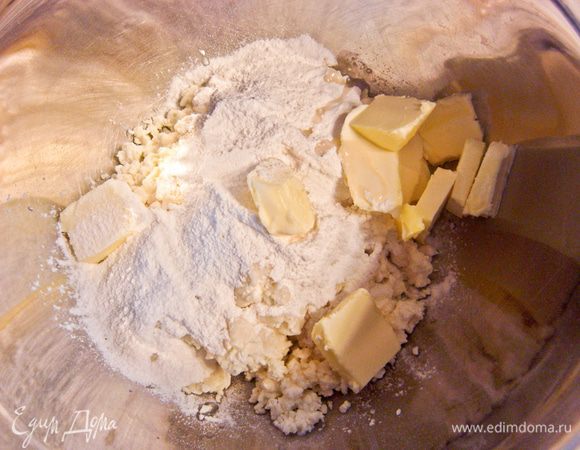 Творог перетереть через сито, добавить сахарную пудру и размягченное сливочное масло. Тщательно все перемешать. 