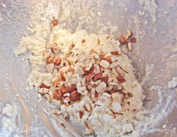 Разделить творог на три части. В первую часть добавить рубленые орехи, тщательно перемешать. 