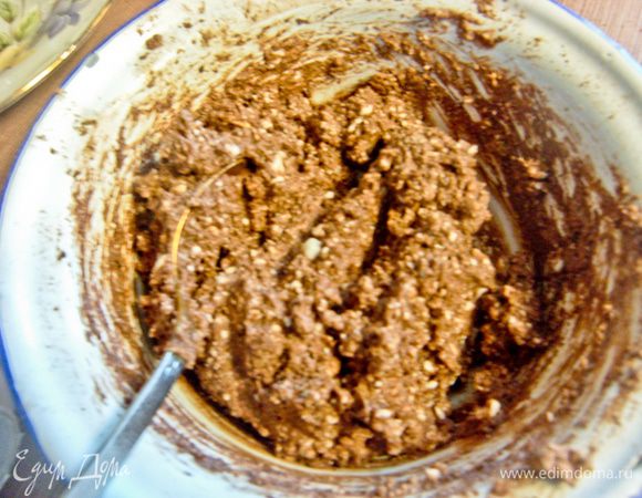 Во вторую часть добавить 1,5 ст.л. какао, тщательно перемешать. 