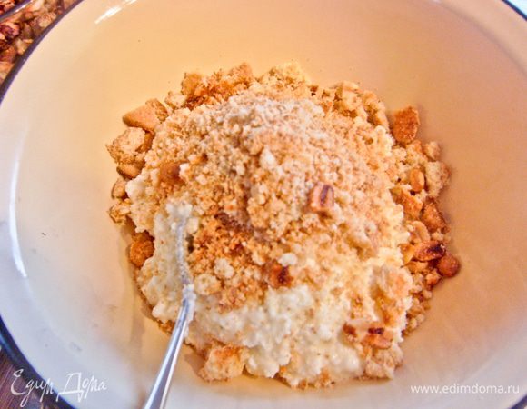 В третью часть добавить рубленое песочное печенье, тщательно перемешать. 