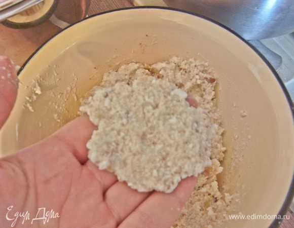 Теперь приступаем к формовке. Делаем небольшую лепешку из третьей части творога. 