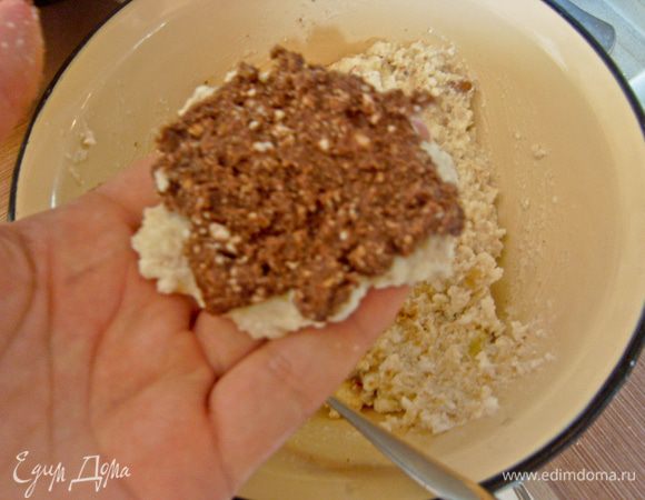 Сверху раскатываем в лепешку вторую часть творога. 