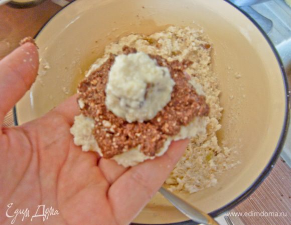 Кладем в серединку небольшой кусочек первой части творога (можно заблаговременно подготовить из первой части шарики). 