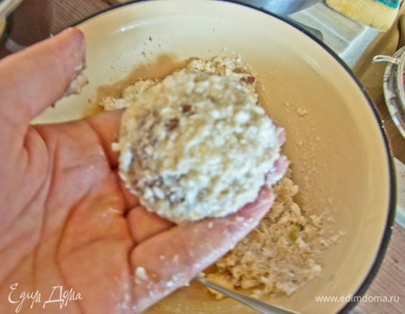 Сводим все концы, формируем шарик. 