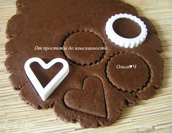 Затем немного присыпать мукой рабочую поверхность, раскатать тесто толщиной 0,7-1 см. Вырезать любые фигурки. 