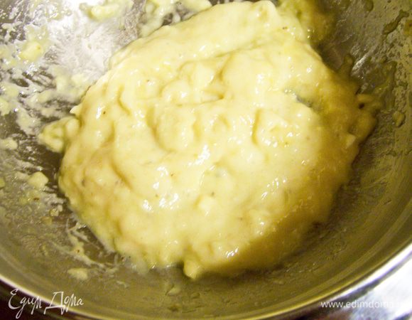 Сперва включить духовку на 200 градусов, чтобы разогрелась. 
Банан размять вилкой или блендером. 