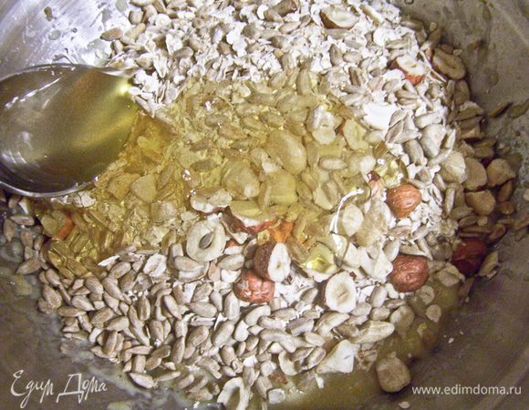 Добавить овсяные хлопья, мед, орехи, семечки. 