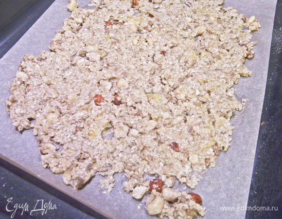 Выстелить противень пекарской бумагой, распределить тонким слоем гранолу. Оправить выпекаться на 10 минут при 200 градусах. 