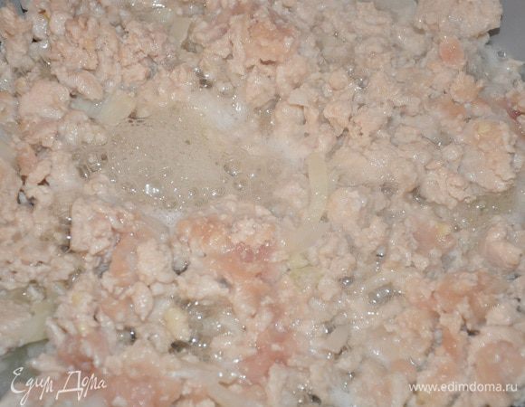 Лук и чеснок нашинковать, разогреть на сковороде оливковое масло, подрумянить лук с чесноком, выложить мясо и жарить 5 минут.
