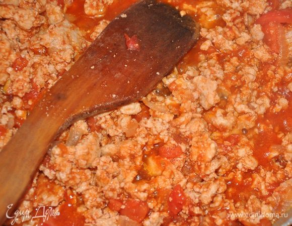 Томаты надрезать, опустить в кипящую воду на полминуты, облить холодной водой, и снять кожицу, мякоть порубить, смешать с томатной пастой и добавить к мясу, тушить 2-3 минуты, посолить и поперчить.
