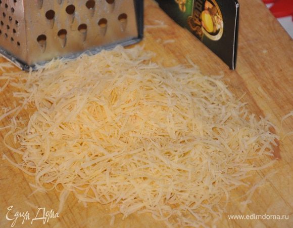 Сыр Джюгас натереть на крупной терке.