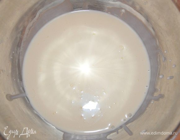 Сливки немного нагреть, смешать с 1 ст.л. оливкового масла и сыром, перемешать до однородности.