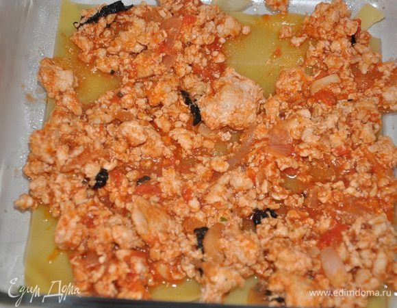 В форму вылить немного томатного соуса, а затем слоями укладывать листы лазаньи, кабачки, фарш, последний слой должен быть из листов лазаньи.