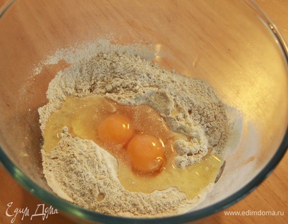 Замесить тесто: просеять муку, добавить соду, соль, сахар, яйца, перемешать.